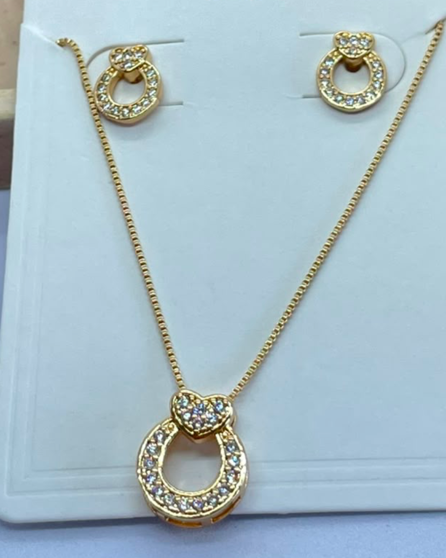 Conjunto colar e brinco círculo com coração cravejado  de zircônia